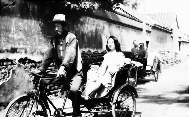 1949年，北平火车站，一个卷发女郎，刚下黄包车，付车费时，身上却掉下一把手枪，
