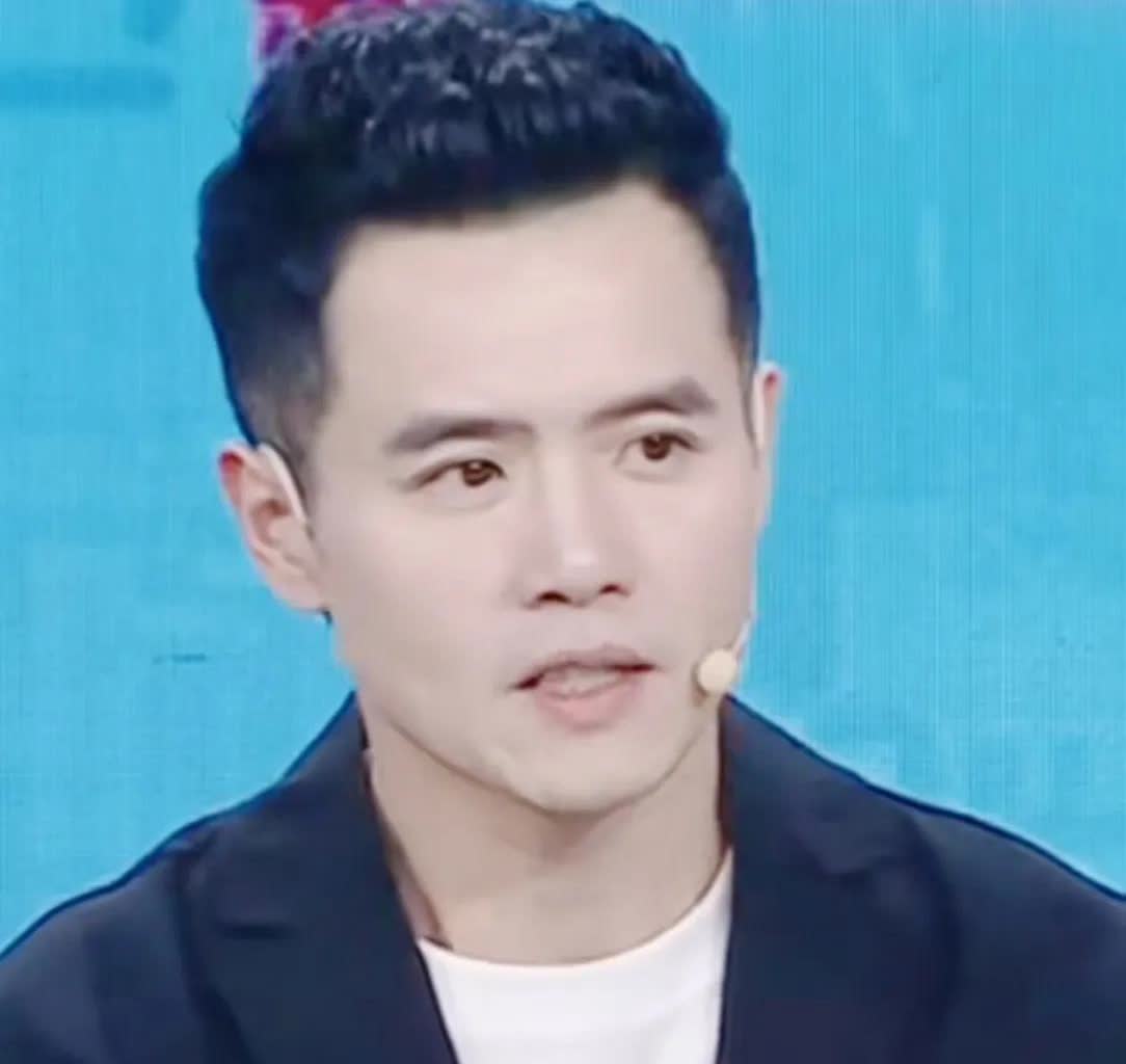 刘国正对林诗栋近期的表现做了专业点评。他说，巴黎奥运会之后这一年的时间，他的进步
