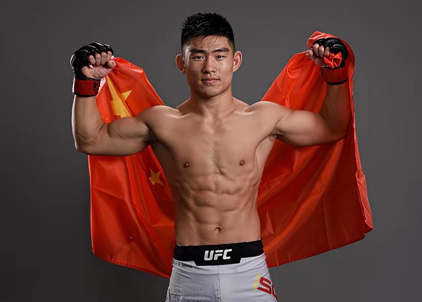 宋亚东打出一记神来之笔的上勾拳，直接将雏鹰乌玛尔打晕在八角笼，这场赛事给他带来的