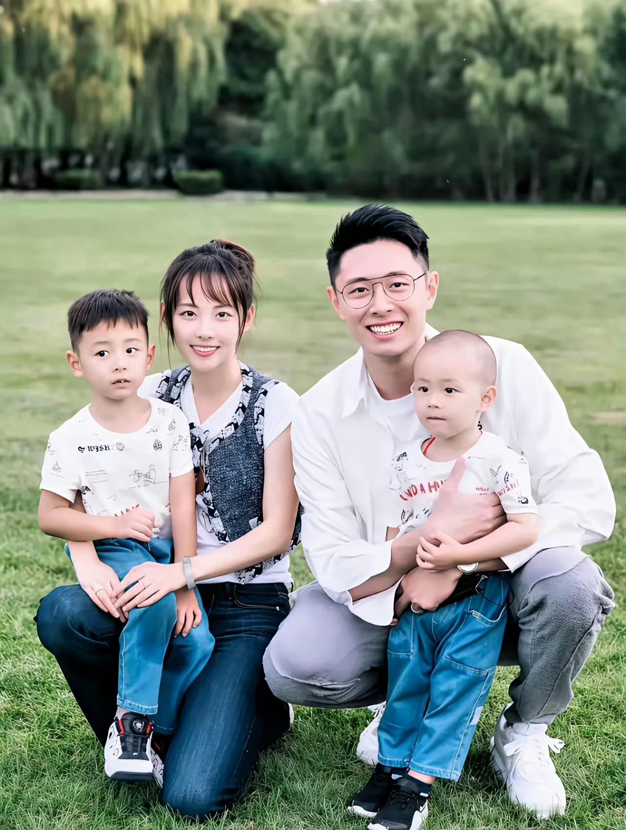 张嘉倪的前夫买超，被朋友提起，说她这么漂亮，生了两个孩子也被抛弃了，真是可惜了。