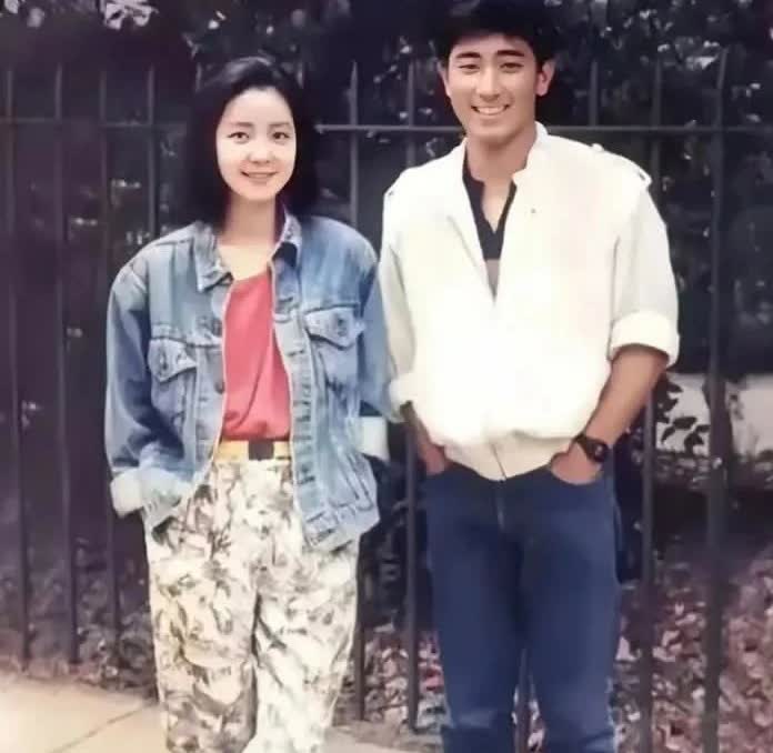 当年的邓丽君和张帝，原来张帝也有年轻的时候啊[捂脸哭]