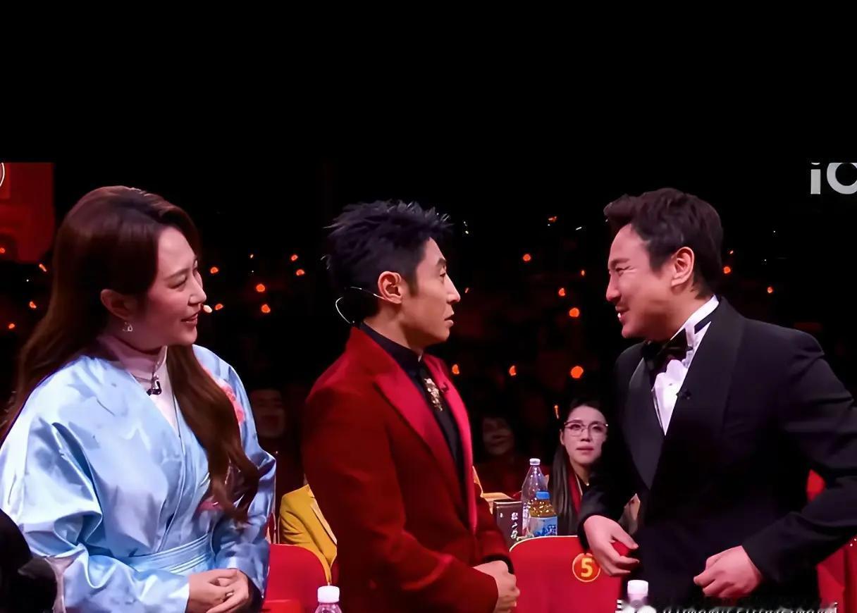 0.5秒，沈腾把台词说瓢了。撒贝宁只用了半秒钟接话。央视春晚直播现场，沈腾在