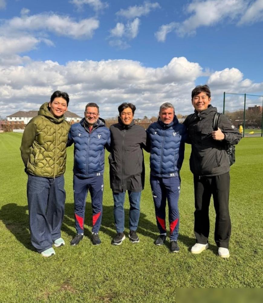 你敢信？摔碎成都蓉城续约合同才3个月，徐正源蹲英超水晶宫看台抄战术，转头就传要回