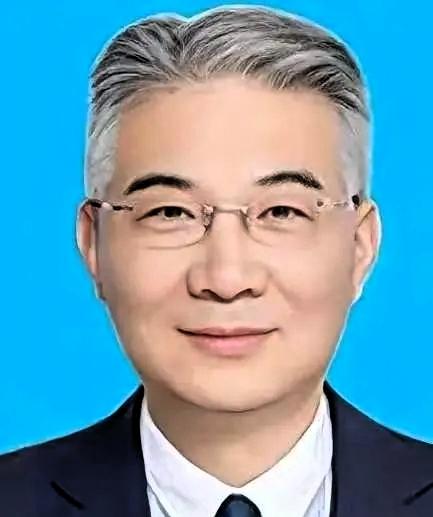 看到重庆原财政局长封毅的通报，我真是被这种“高级玩法”气笑了。“利用职权为配