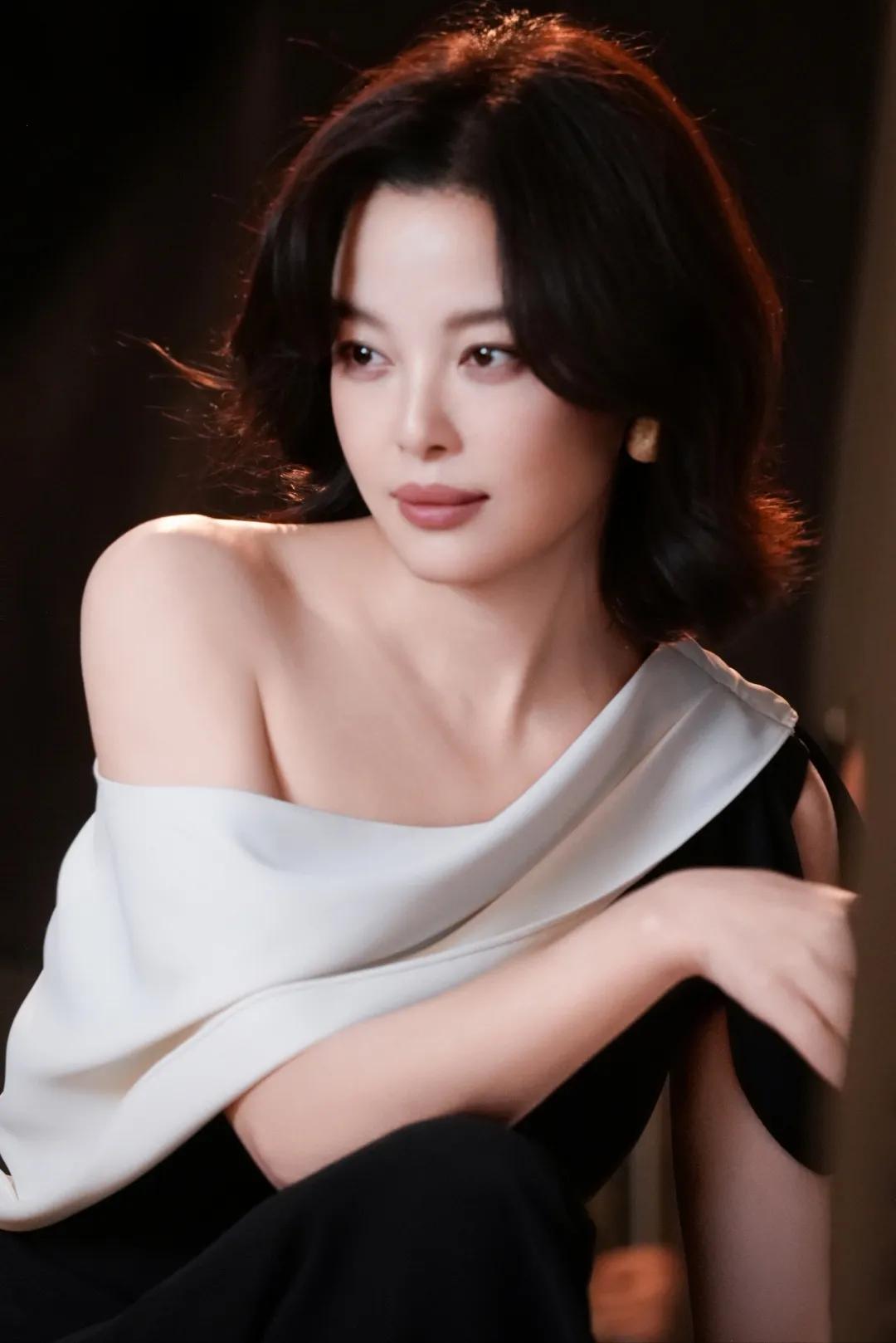 辛芷蕾这套真的绝杀！黑白撞色斜肩连体裤，不对称剪裁太绝了。慵懒短发搭配金色耳环，