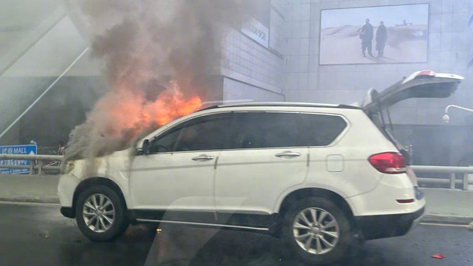 武汉今天早上路过解放大道发现浓烟滚滚，原来是有车着火了？😱武汉