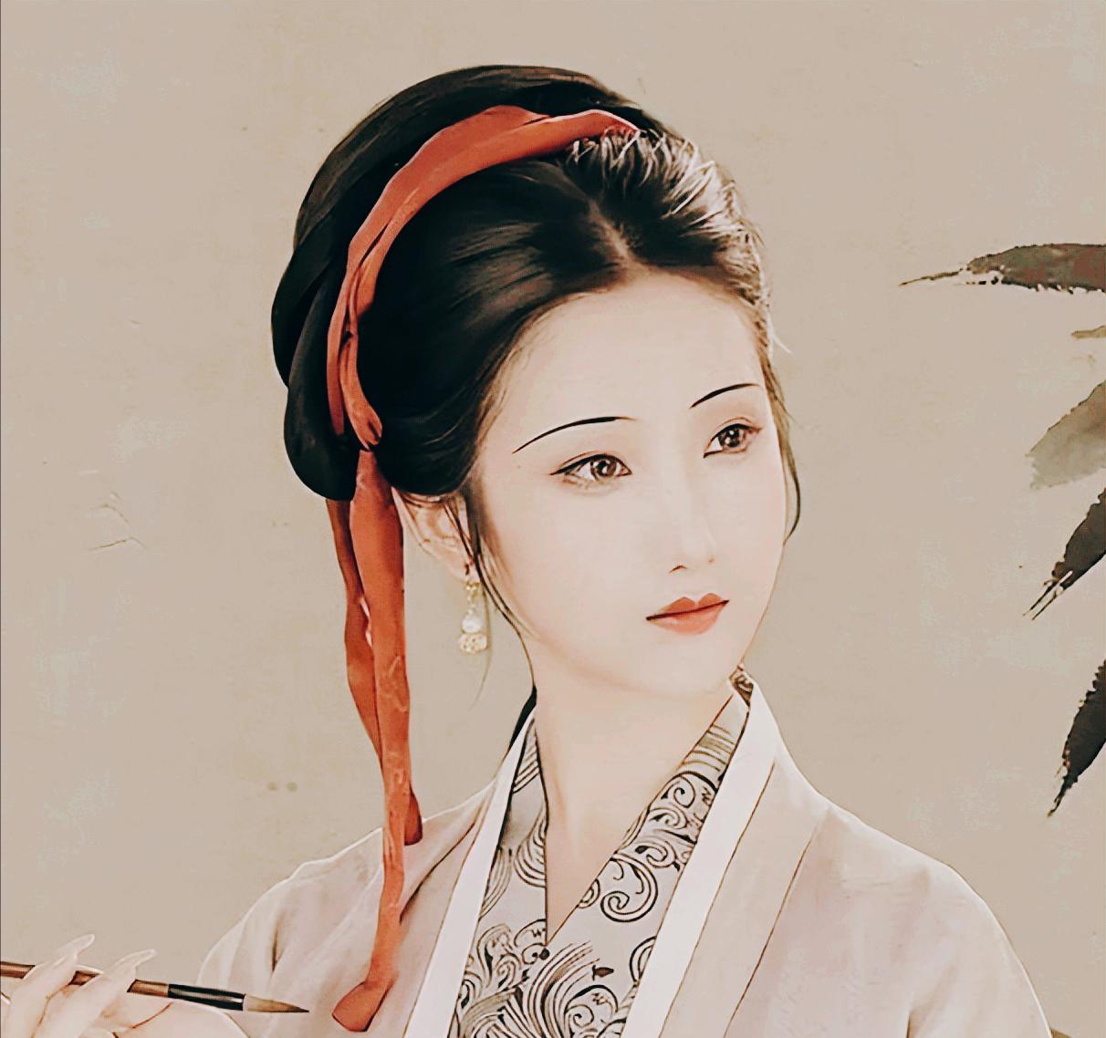 宋朝，一次，李清照雨后向丈夫求欢，写下一首撩人宋词，撩得让人脸红心跳。雨后的