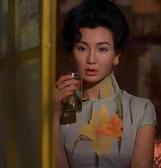 路人在上海偶遇61岁的张曼玉，简约条纹衫配上阔腿裤自在随性。虽然背着价格不菲的包