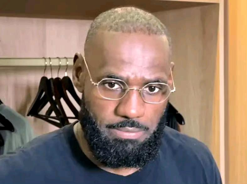 詹姆斯戴上眼镜挺帅啊！他说自己有近视和散光，反正我不信…所以他为什么还要戴眼镜？