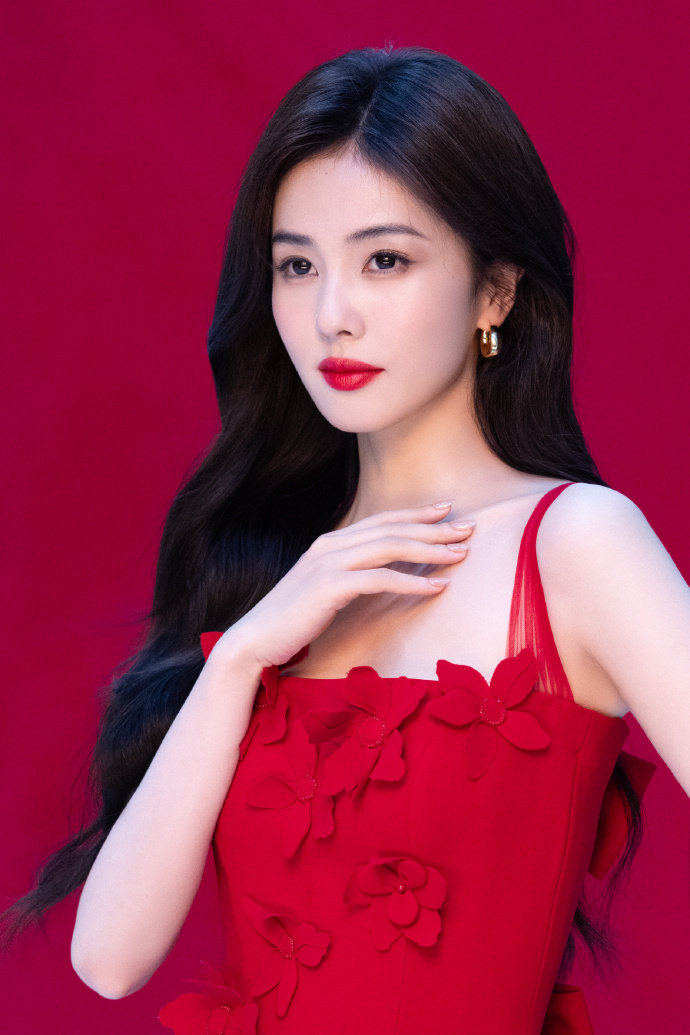 白鹿自由明媚白鹿红唇大波浪红裙look白鹿红唇大波浪红裙look，白鹿自由明