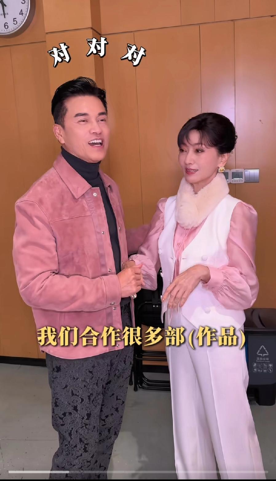 70岁吕良伟与72岁赵雅芝，老友相聚还是金童玉女！二人根本不像老年人，吕良伟更是