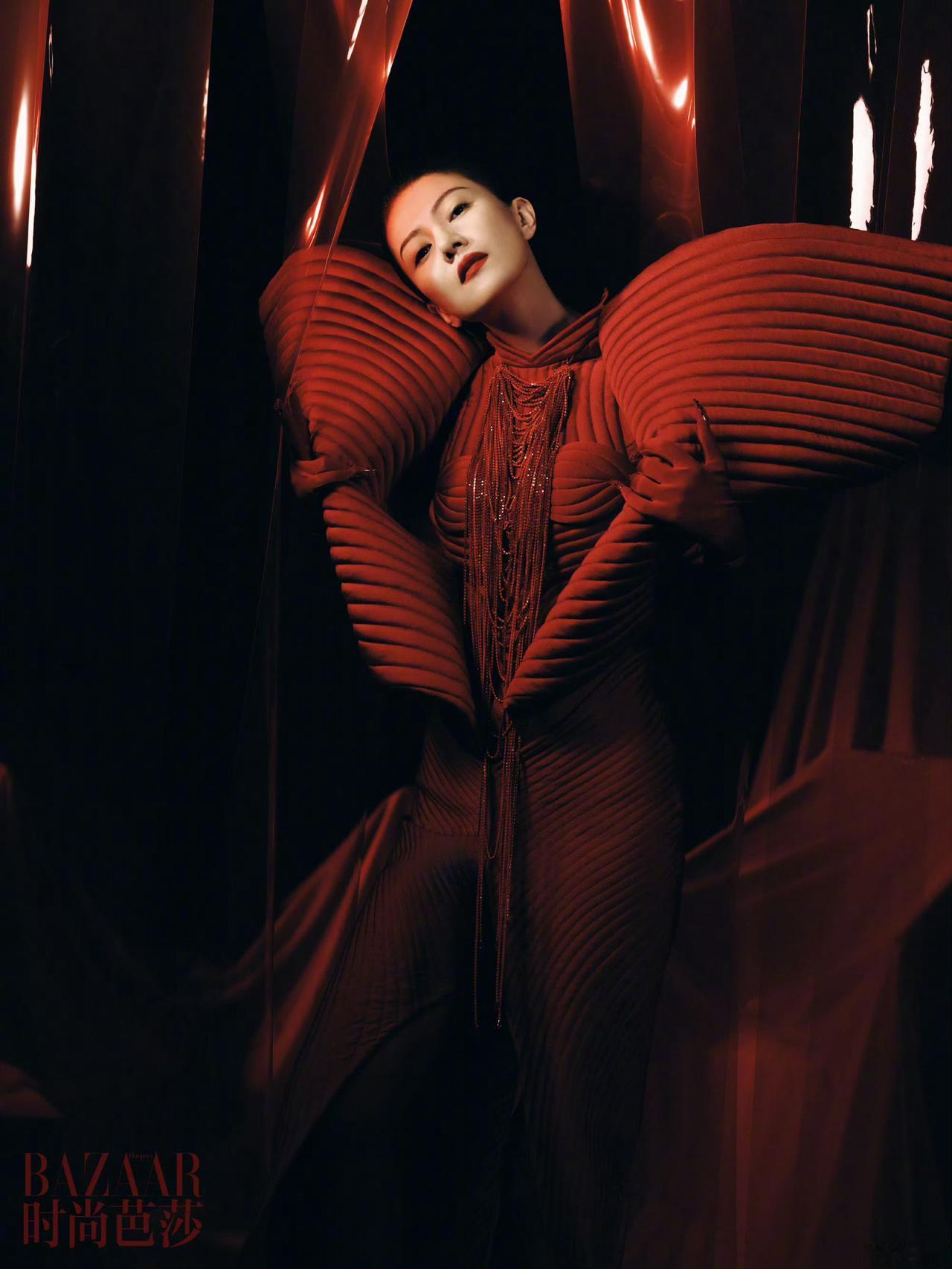 46岁高圆圆芭莎封面引战！红唇吻火焰惊艳全网，眼角细纹却被骂