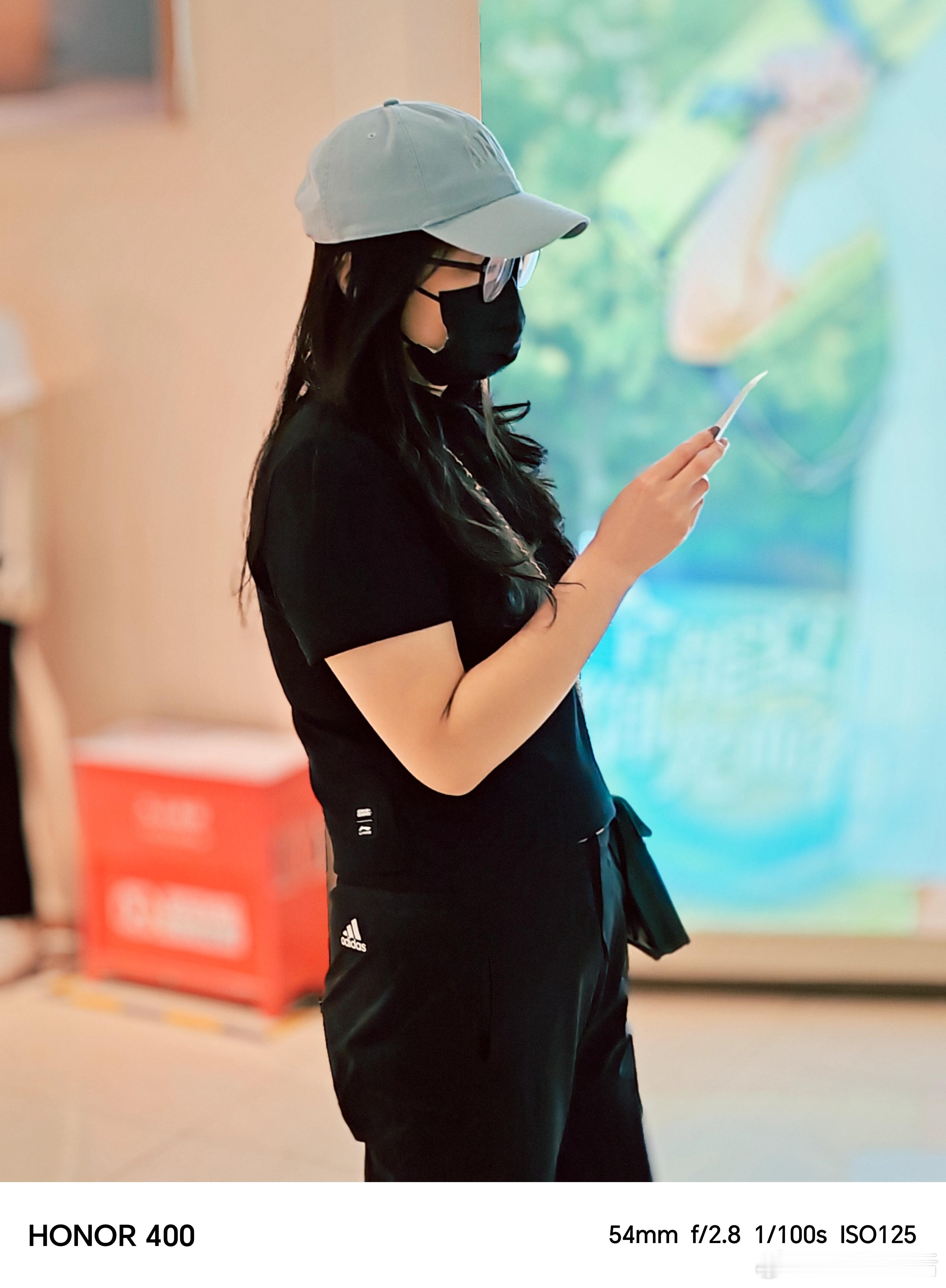 这是荣耀400拍的人像，这次400系列的人像模式又升级了不少东西！​​​