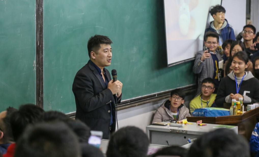 纽约时报今天报道：“张雪峰以提供直白到近乎残酷的建议而闻名，教人如何最大化提升成