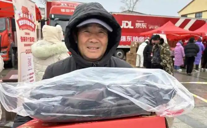 有人吐槽刘强东给村民发年货是做广告！春节又要到了，刘强东又给老家的村民发起了