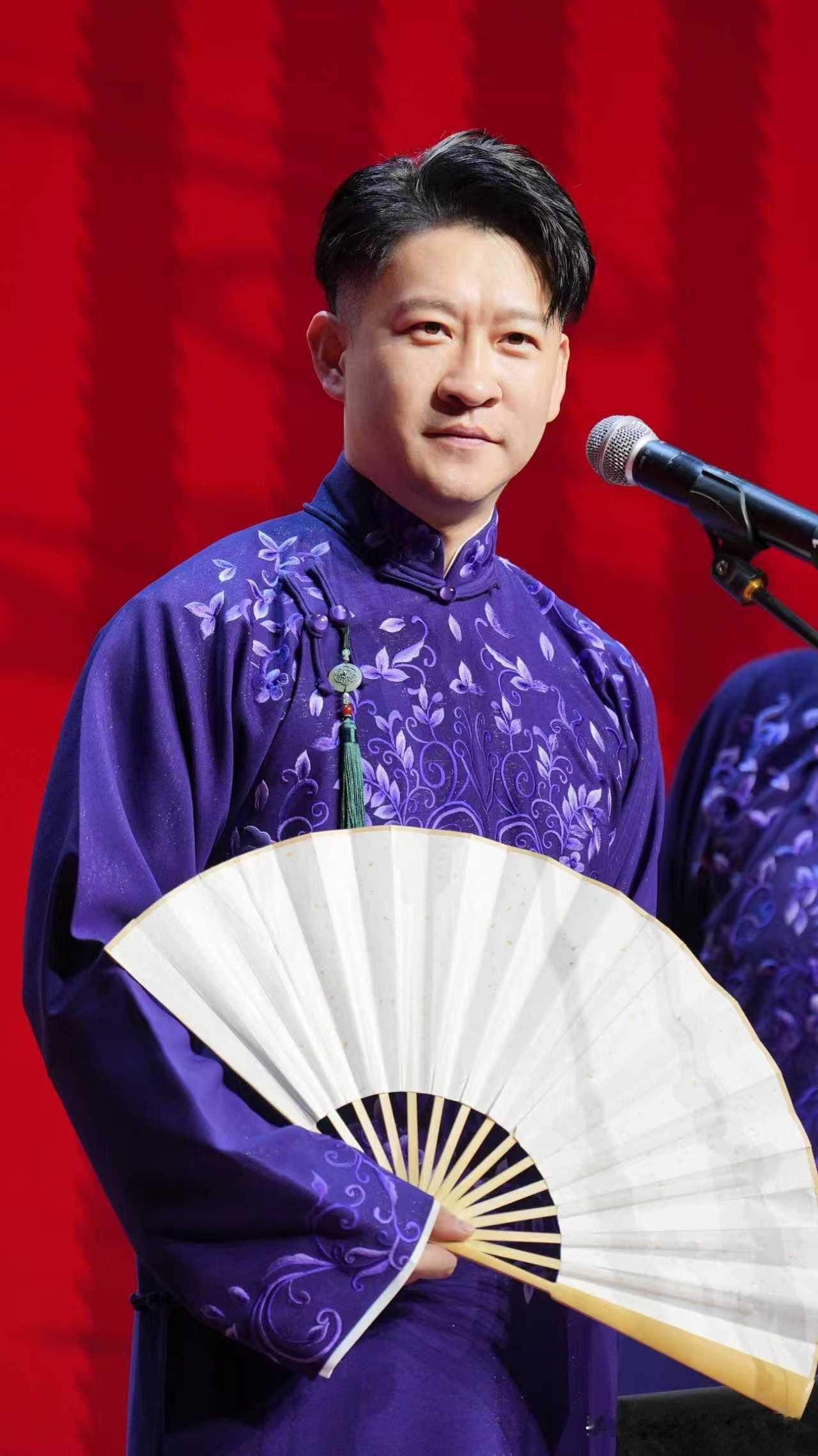 曹云金说在德云社干了五年，每个月跑三十多场演出，可工资只有四千多块，出去一年随便