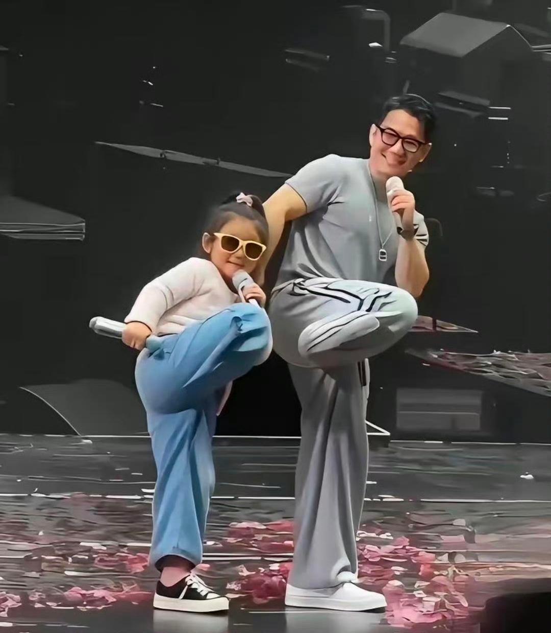 天王演唱会上带着大女儿一起跳舞。孩子长的很是漂亮，在舞台上也是不怯场！此时此刻