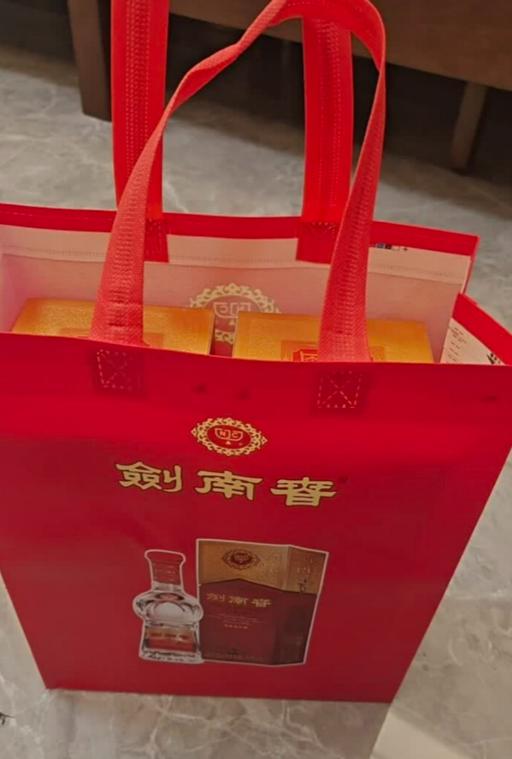 今年过年，三个妹夫来我家拜年，大妹夫拿的是剑南春，二妹夫拿的是泸州老窖，小妹夫拿