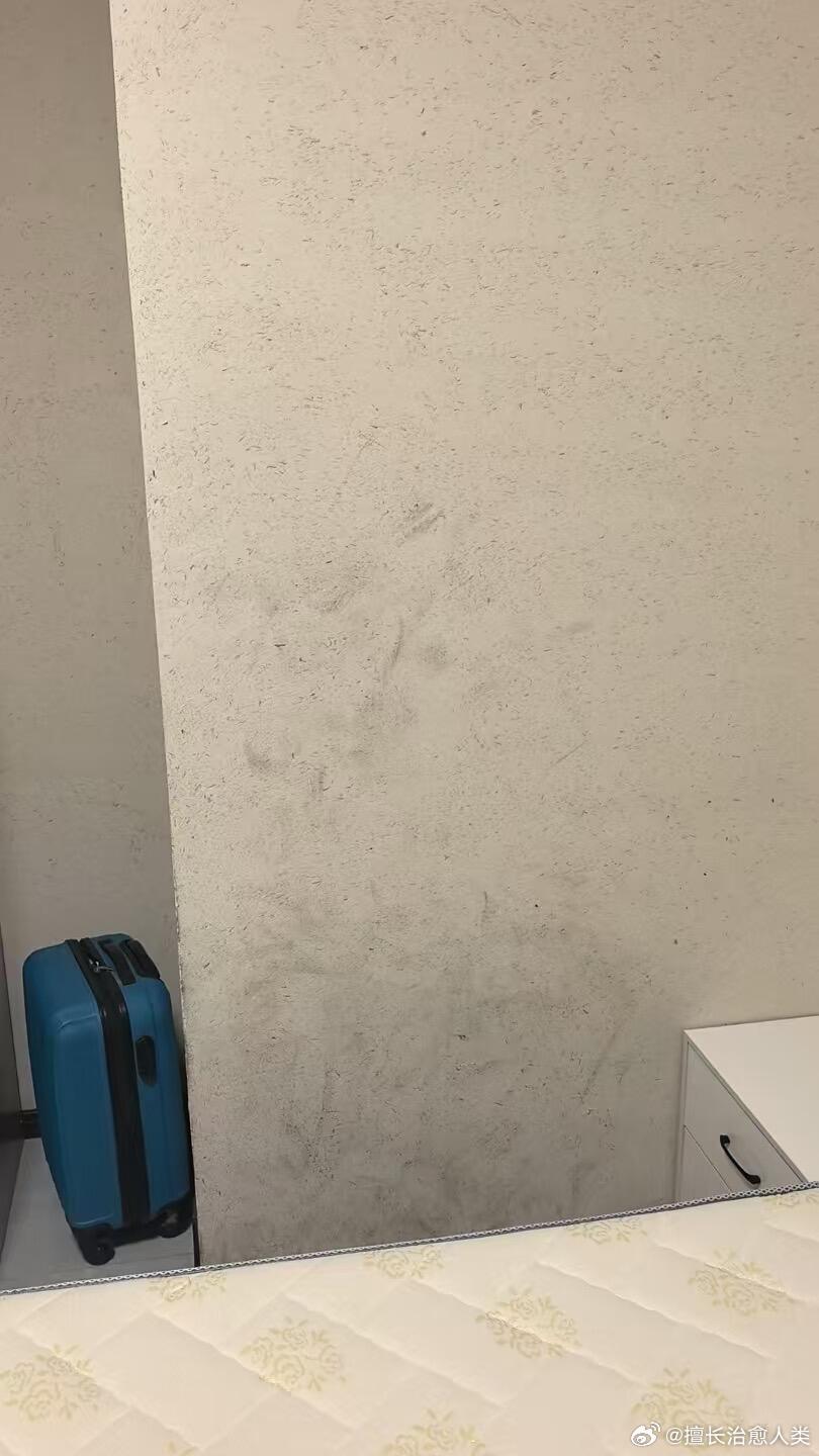 因为墙面有脚印房东要扣押金