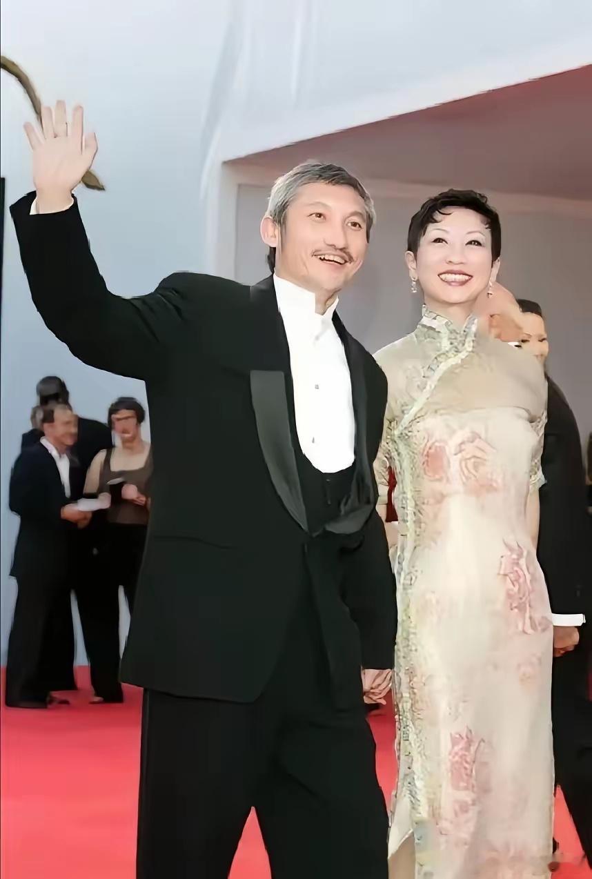果然姜还是老的辣我问我妈，怎么看徐克说好丁克，转头跟别人生孩子这事。我妈说，没钱