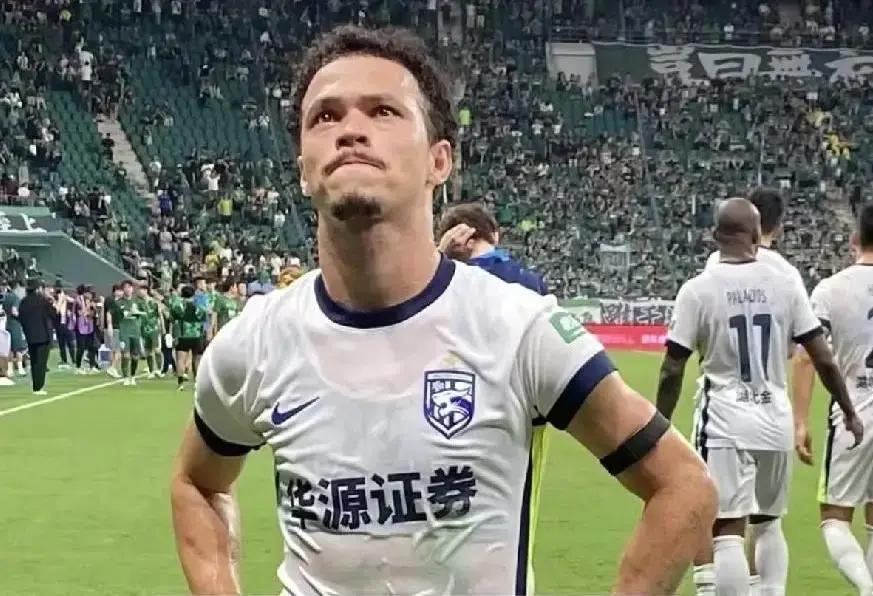 武汉三镇的外援达兰要走了。他刚发了离别感言，说在武汉待的两年对他和家人都特