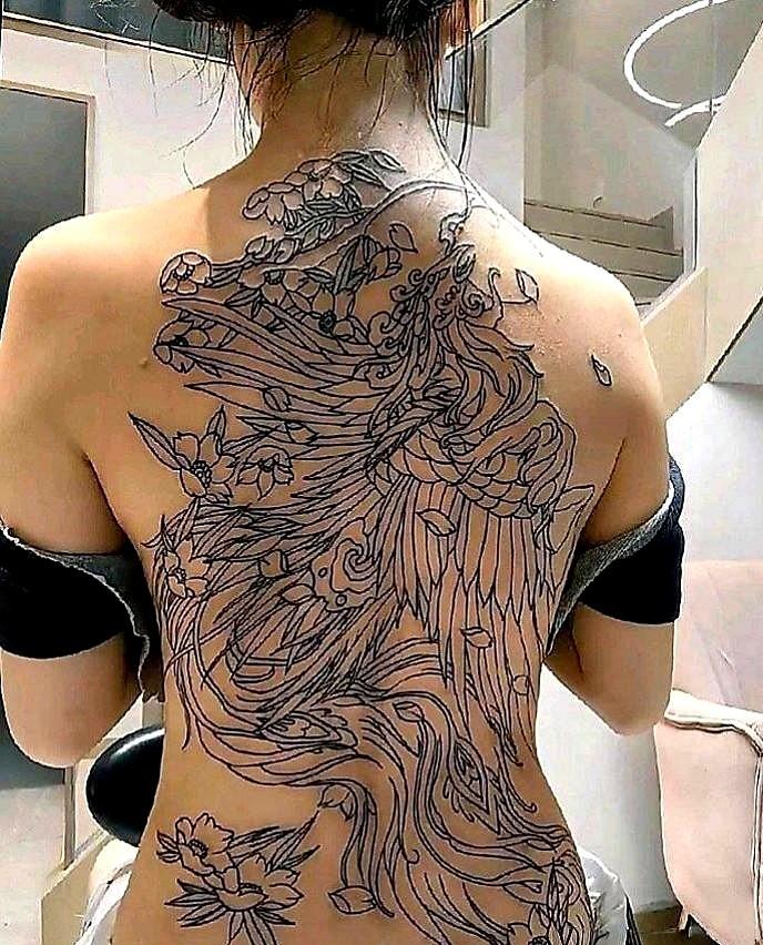 我老婆的闺蜜干了一件让人直摇头的事！非要花大价钱去纹个满背，还美滋滋地说夏天穿