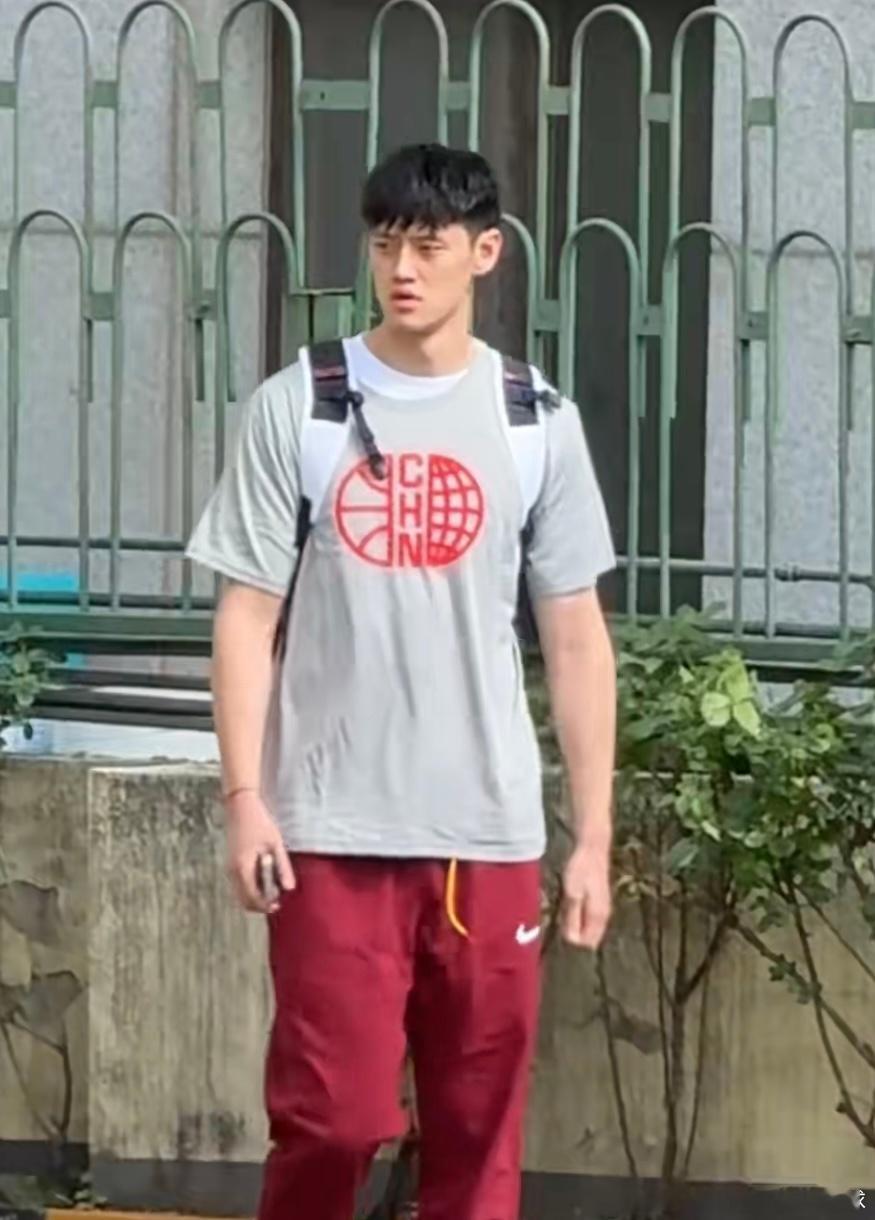 杨瀚森、贺希宁回归男篮集训队，中国男篮迎两大劲敌！中国男篮集训队现已完成人员集结