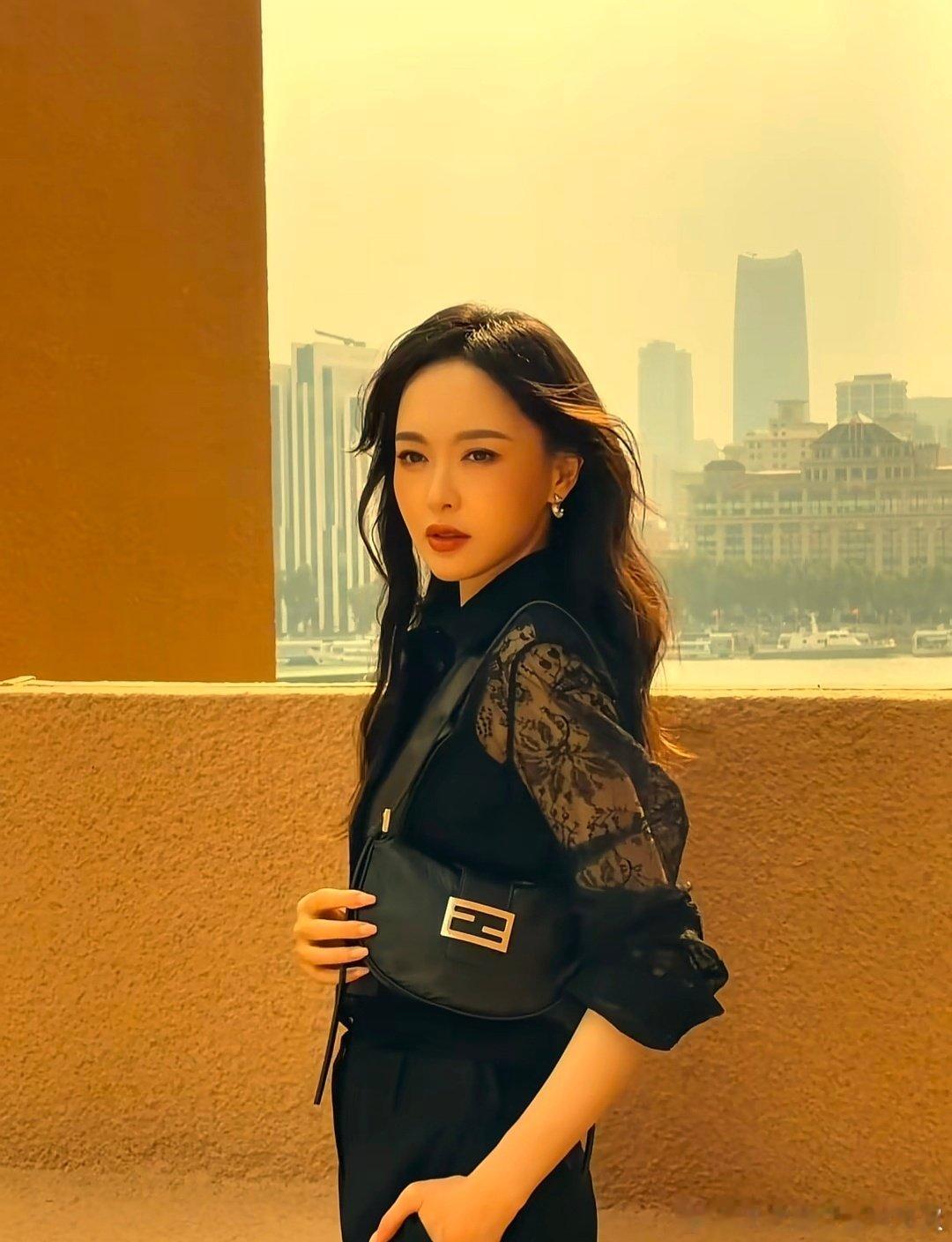 #唐嫣#🎶工作室更新了好美的糖糖行走的衣架。披麻袋都好看​