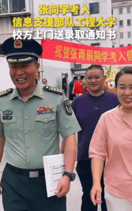“火到人民日报了！”山东淄博，一位母亲正在家做饭，听到小区里面挺热闹，她以为是谁