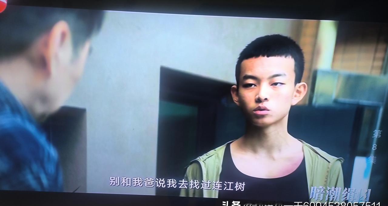 枕头里翻出10块钱的丝巾，才是《暗潮缉凶》最狠的钩子。别再纠结谁是凶手，这案子