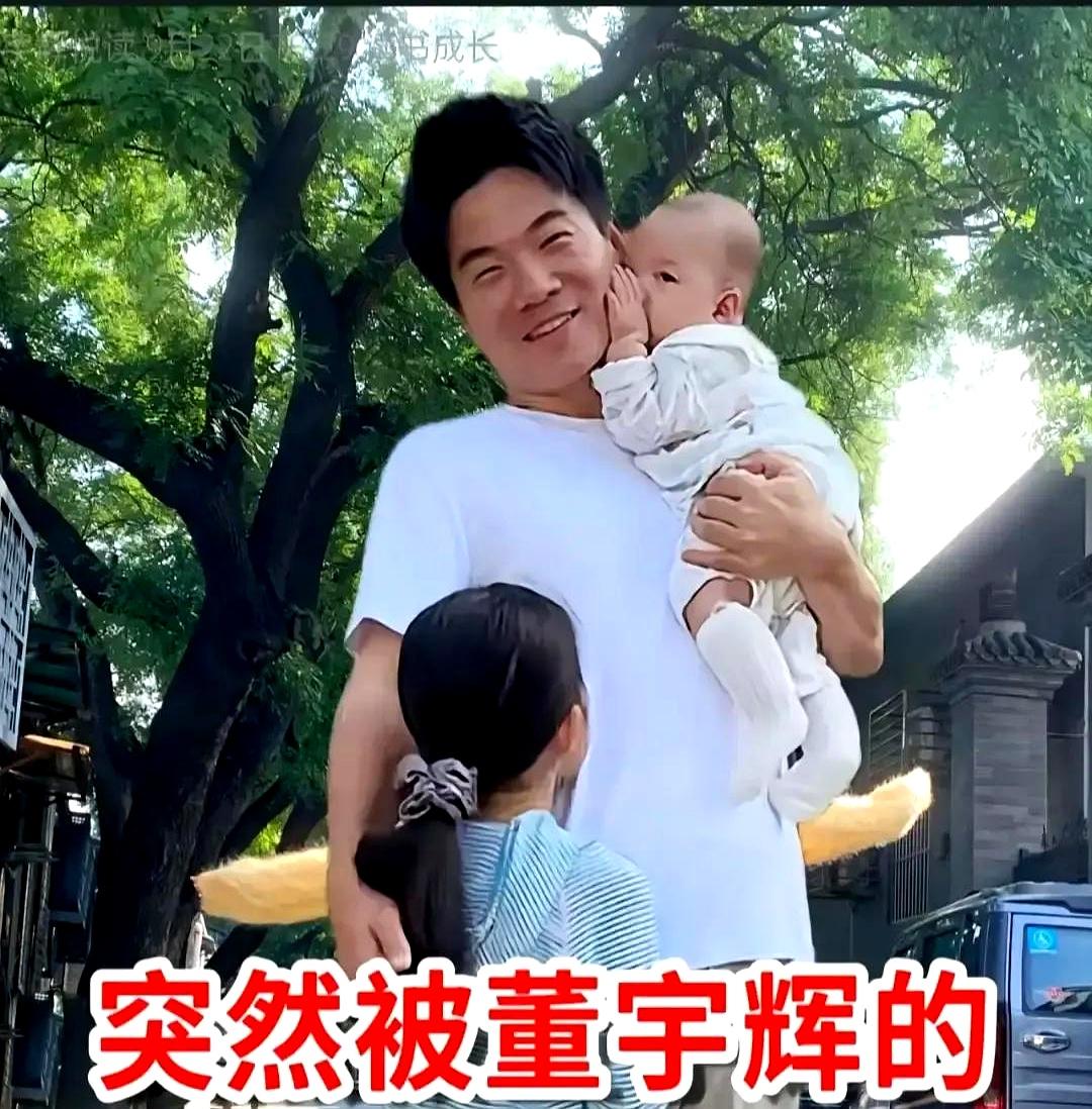 董宇辉在直播间里摊手，说自己每天说满七八个小时。他一年飞了一百五十多趟，