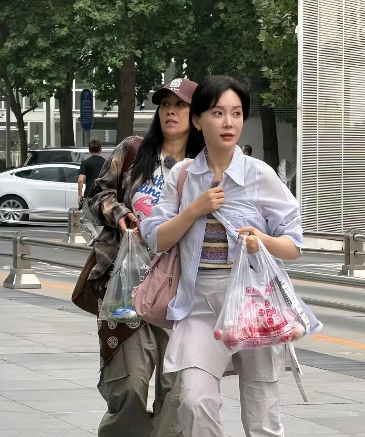 我被这张照片惊艳到了，一个人的气质，可不是化化妆，修修图，那么简单！前面是陈数