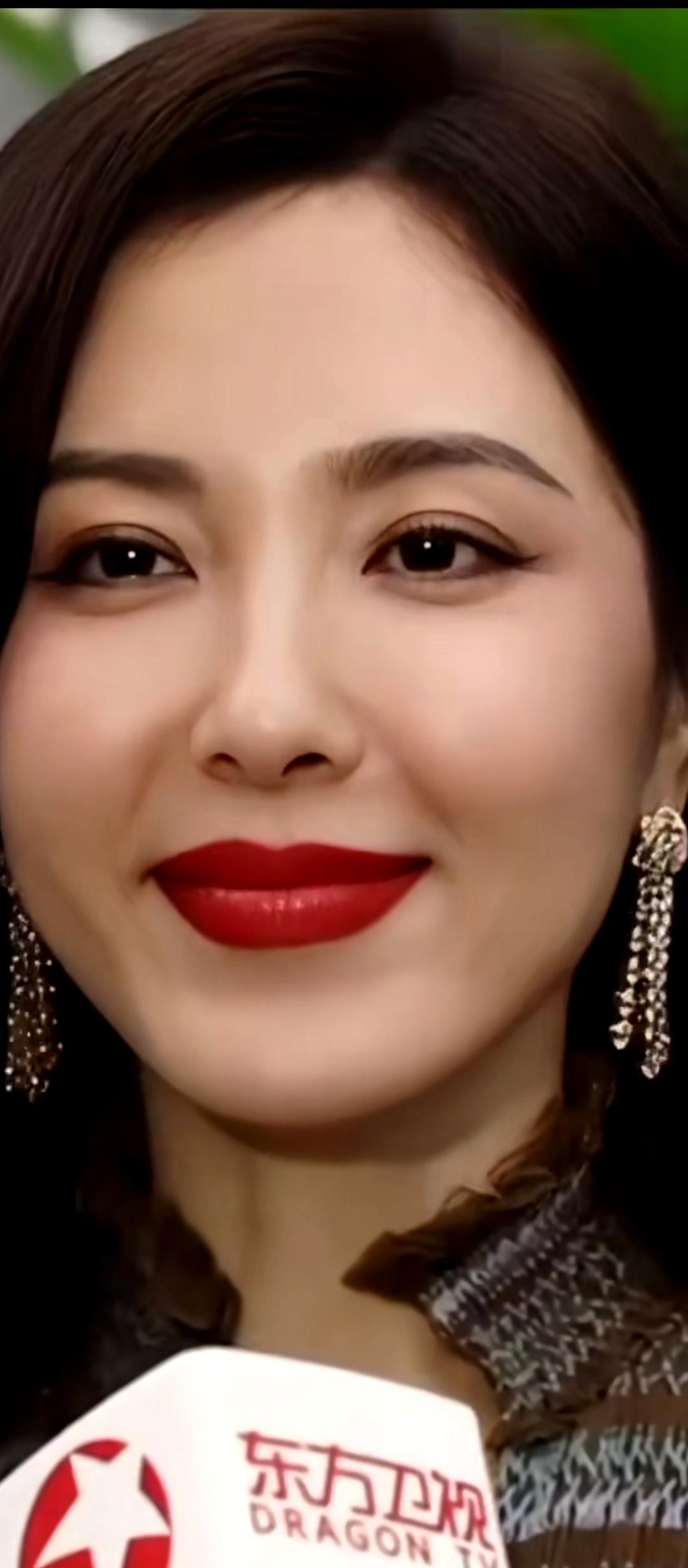 优雅红唇，闪耀耳环，魅力无限！💄✨