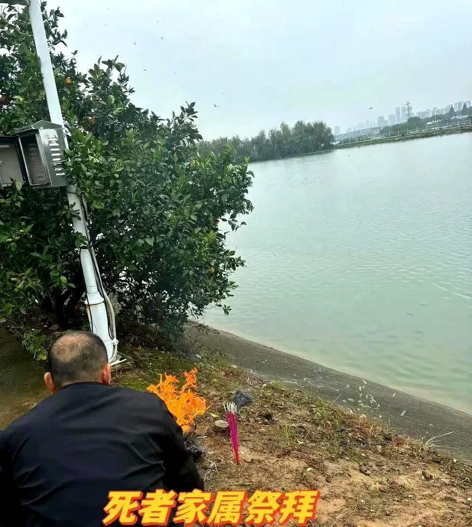 28岁博士傍晚去湖边摘桔子，一脚滑进水里，手机连拨三次110都没接通，20分钟后