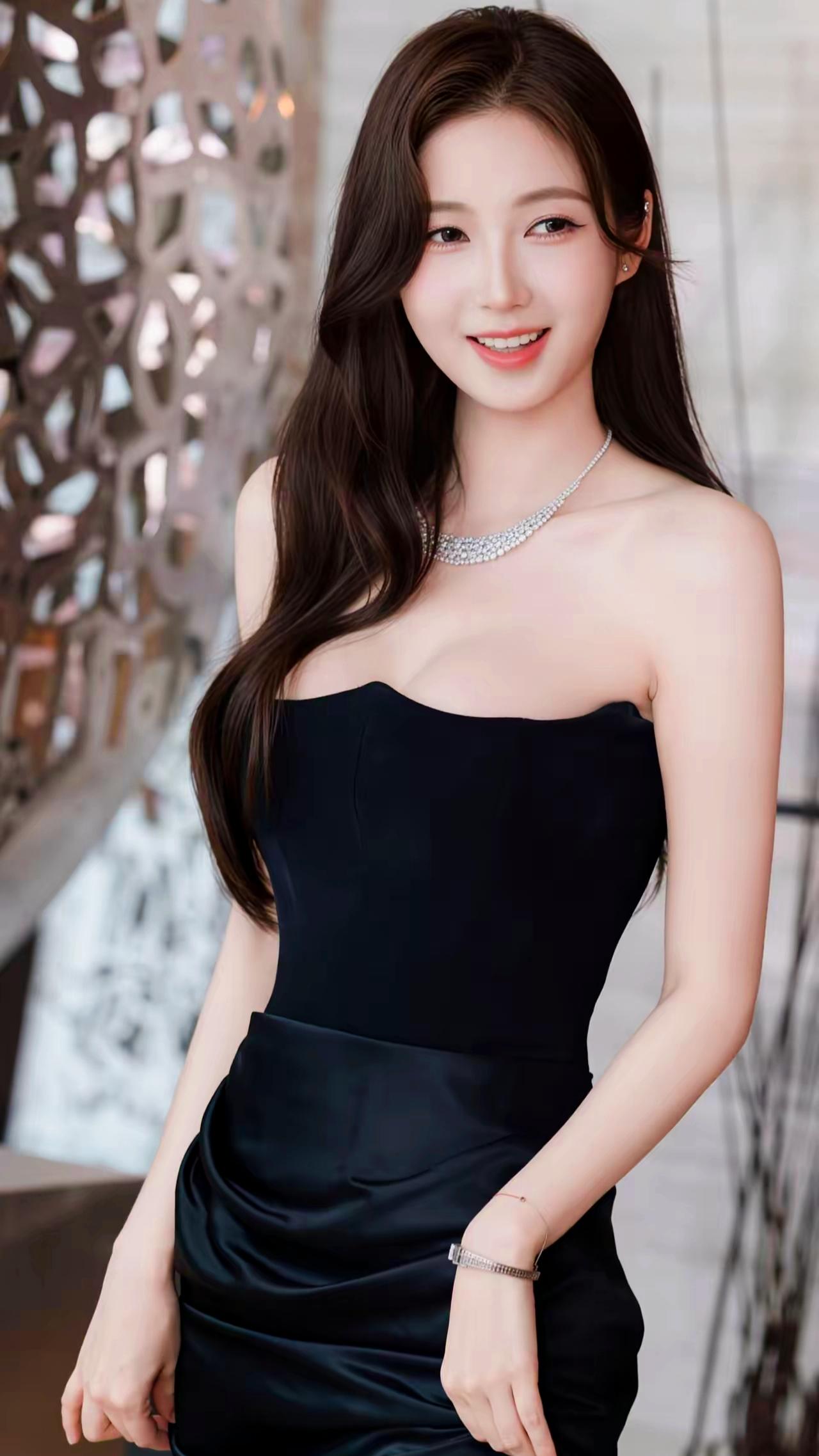 玉人如花笑，锦衣似月明。