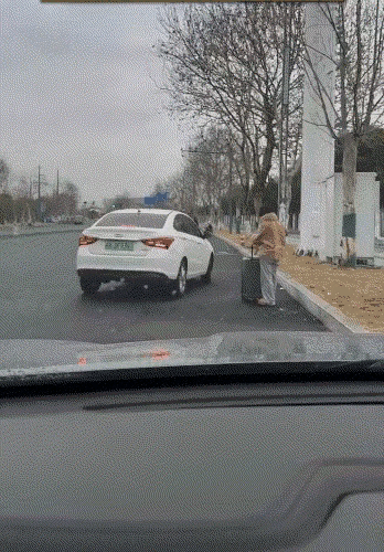 别再说人家服务不到位了，主要是你给的不够多[呲牙笑]