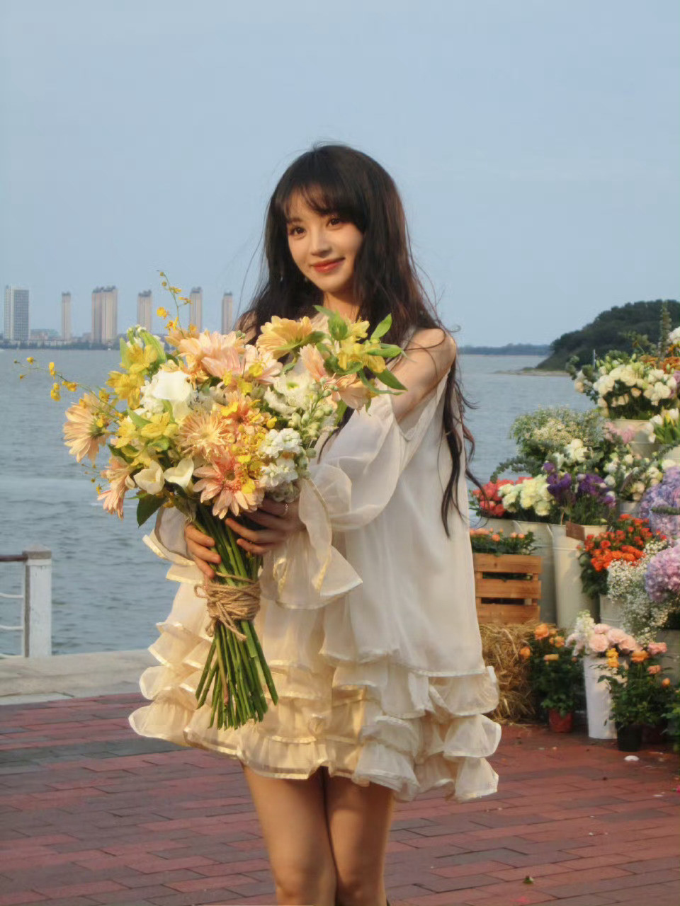 这个田曦薇美成啥了，捧花照好明媚，下辈子让我用这张脸活一次吧！