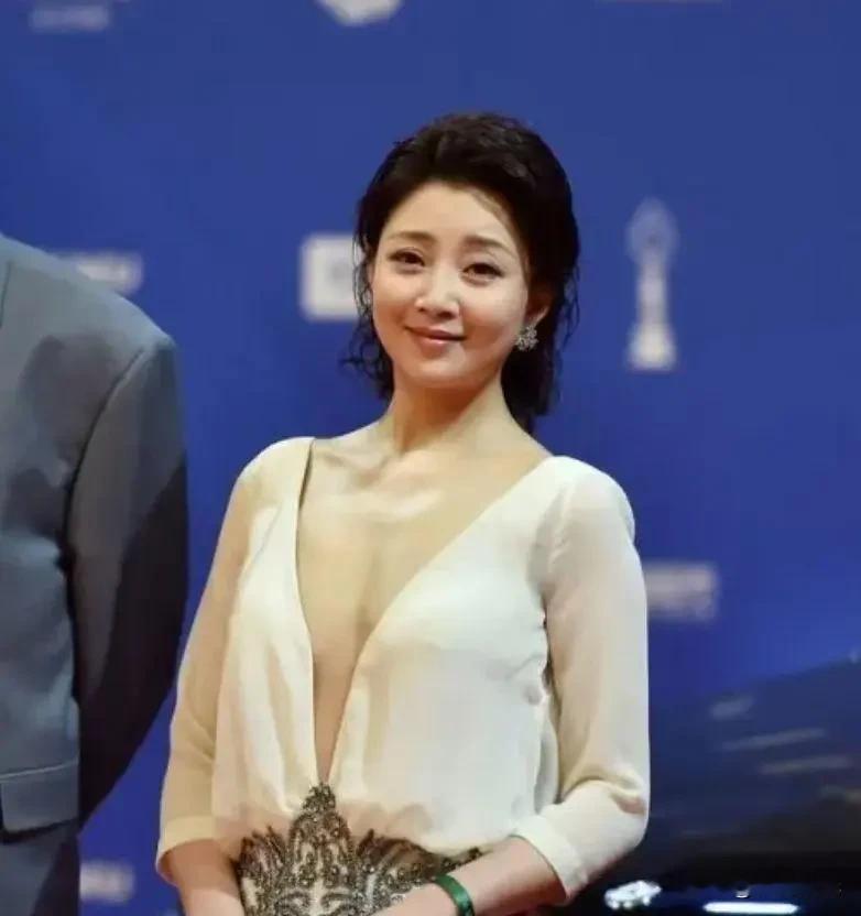 殷桃明明那么美，为何始终没有圆满归宿？奉上殷桃的几组照片看看你喜欢哪一款？殷桃的美是公认的，五官明艳