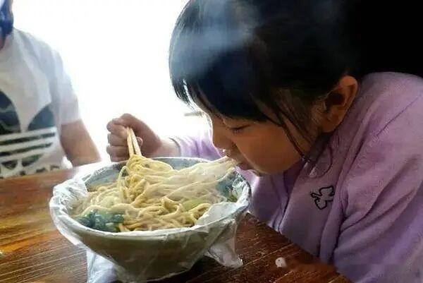 小吃摊碗上套塑料袋，安全吗看似干净实则暗藏隐患，并不安全大街小巷的早餐