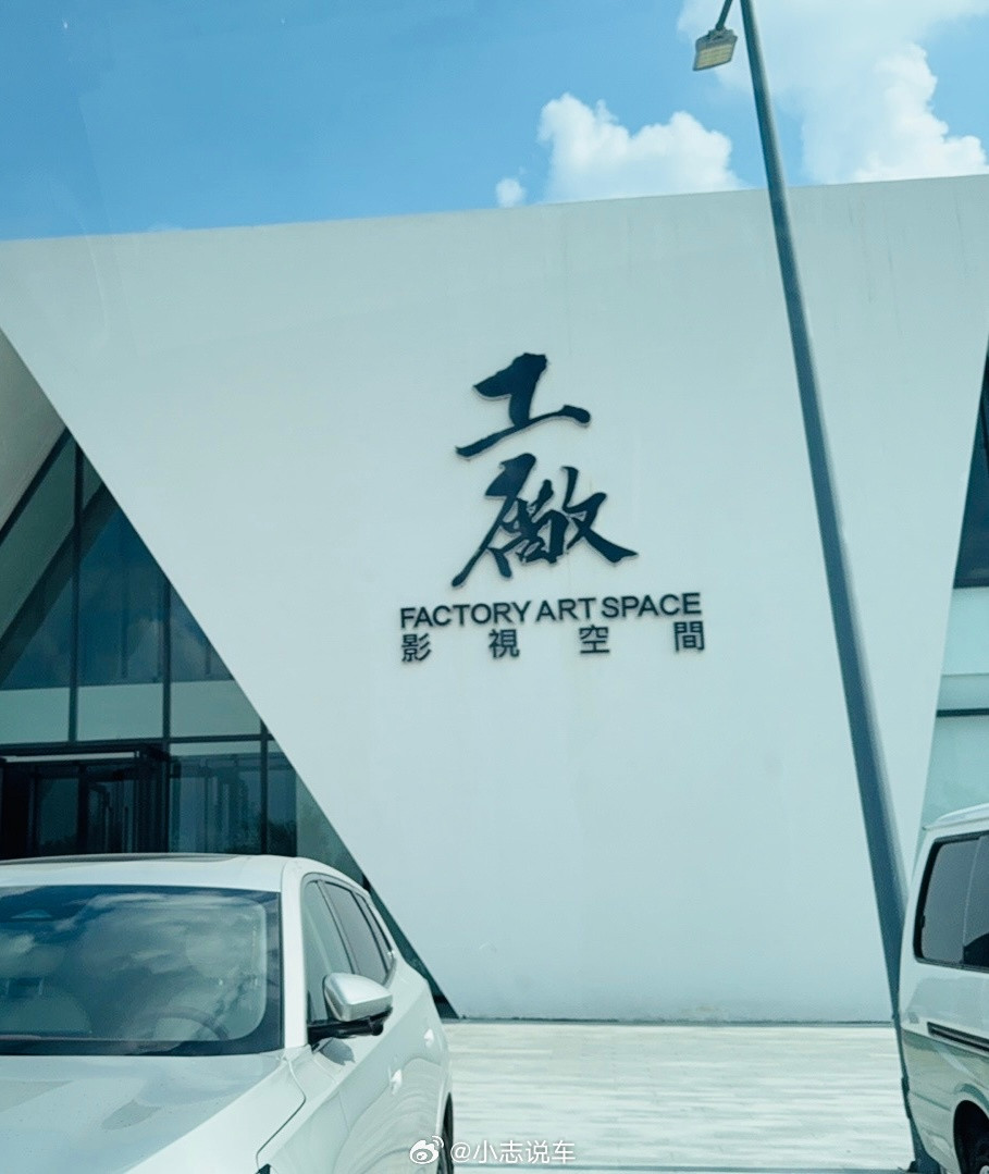 好久没有妆造拍摄新车了～这次品牌方安排的化妆师可以，搞的比较自然！👏拍台10万
