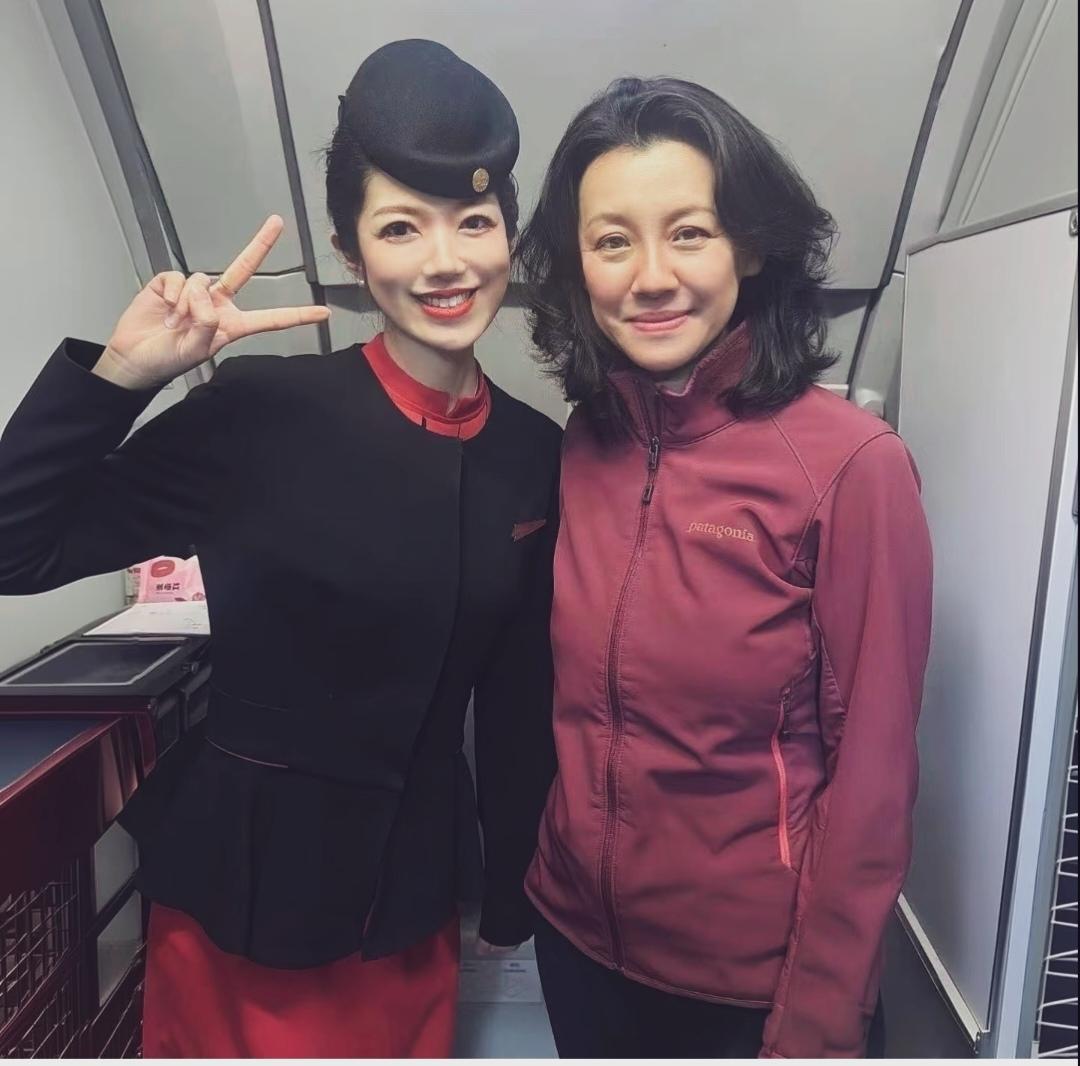 刘琳出行途中，和机组工作人员偶遇留念，刘琳穿搭休闲外套，状态温婉松弛，亲和力十足