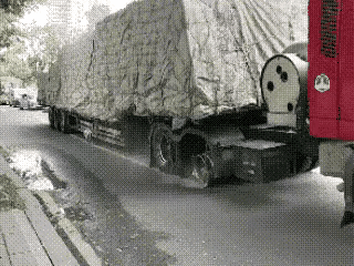 如此重的货车轮胎已经磨掉了，只剩下了轮毂，司机师傅难道不知道吗？就这样一直拖着往