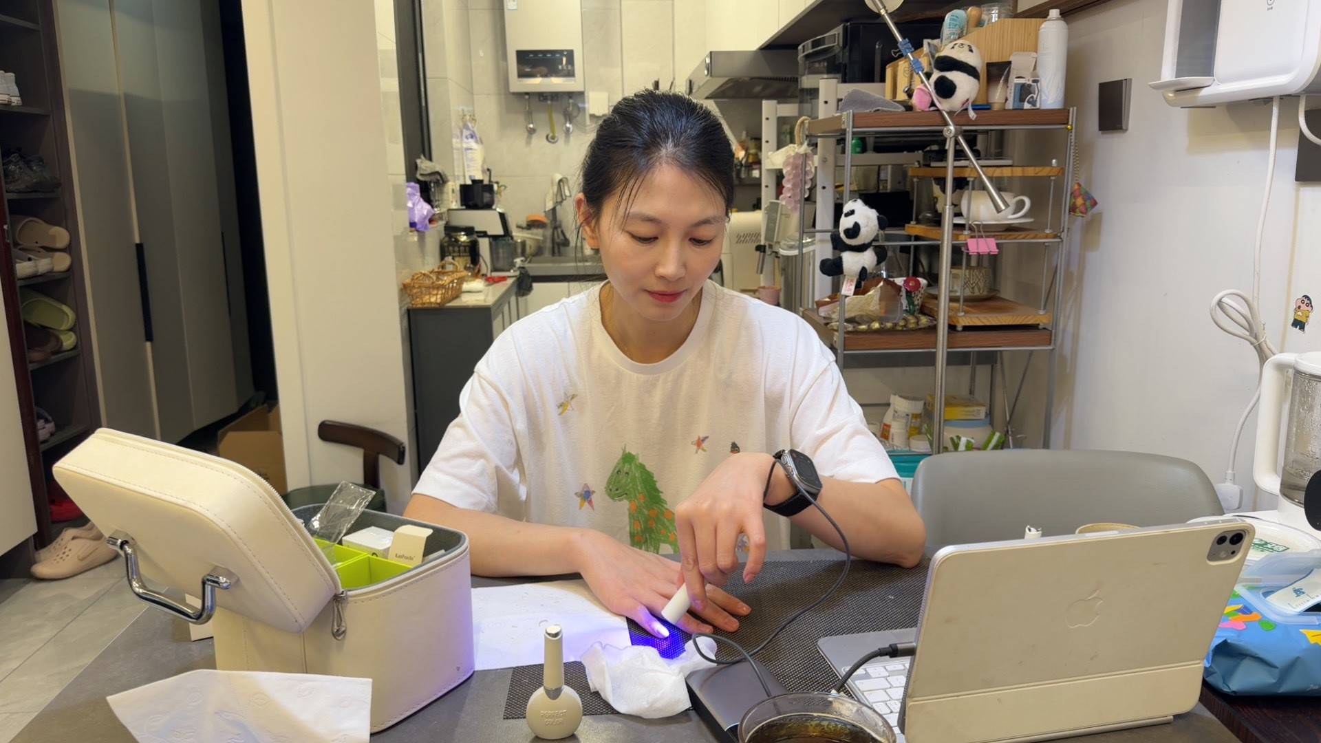 早，简单一口去健身房肩部训练和有氧20分钟赵娜等我工作，收拾完了一起去健身房在收