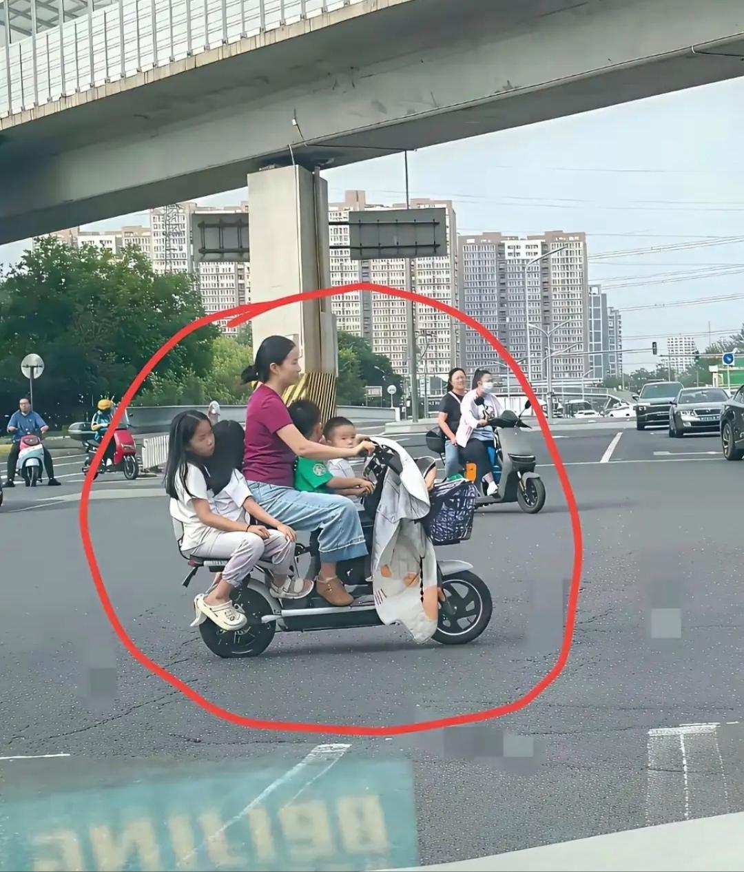 今天看到一个妈妈骑着电动车，前面坐着哥哥和弟弟，后面坐着姐姐和妹妹！最小的3岁，