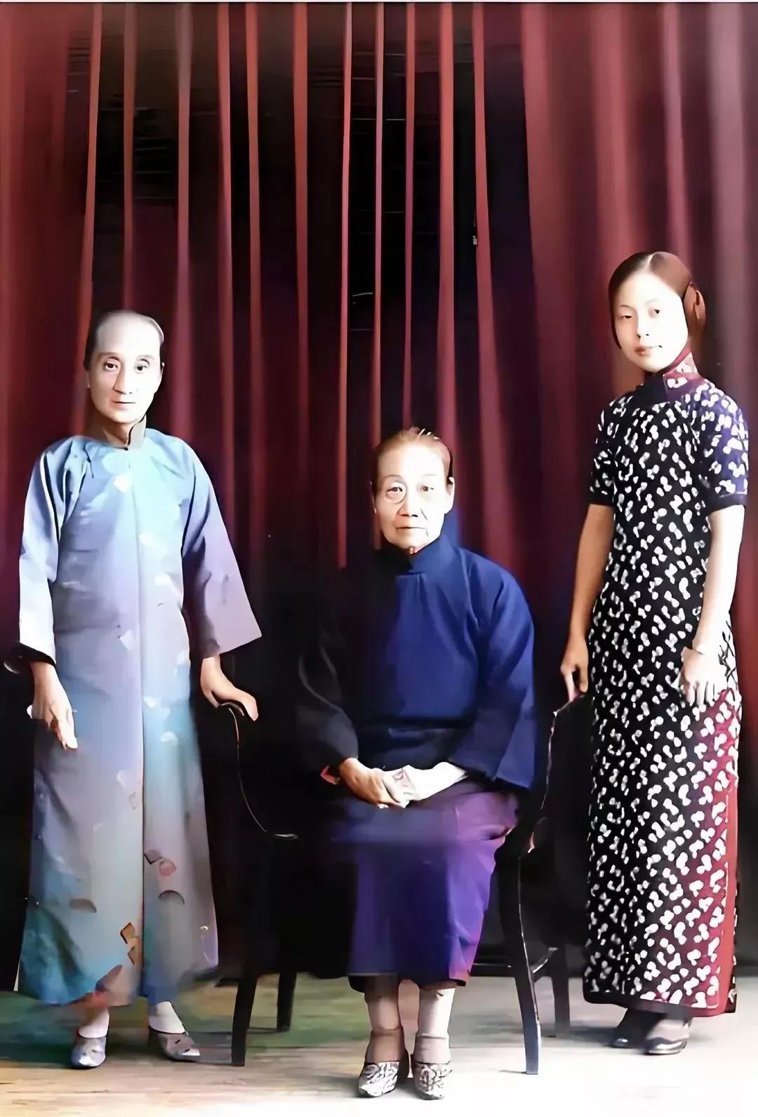 我们现在的旗袍都是改良的，跟民国时候不一样。现在的旗袍有的没有袖子，有点短到膝盖