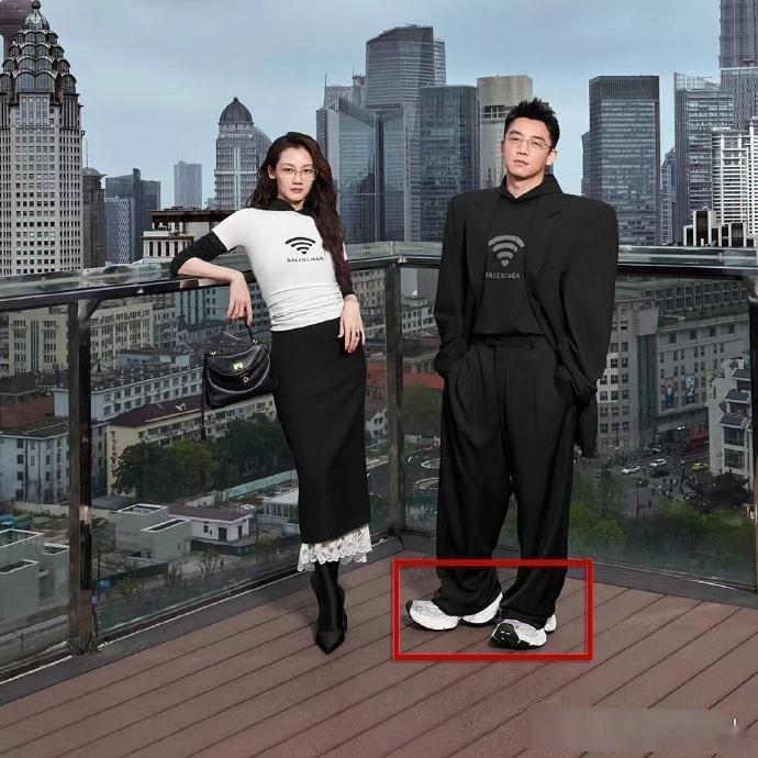 郑恺穿的这一身，老婆苗苗都忍不住要笑。巴黎世家的丑鞋子受众原来是他。