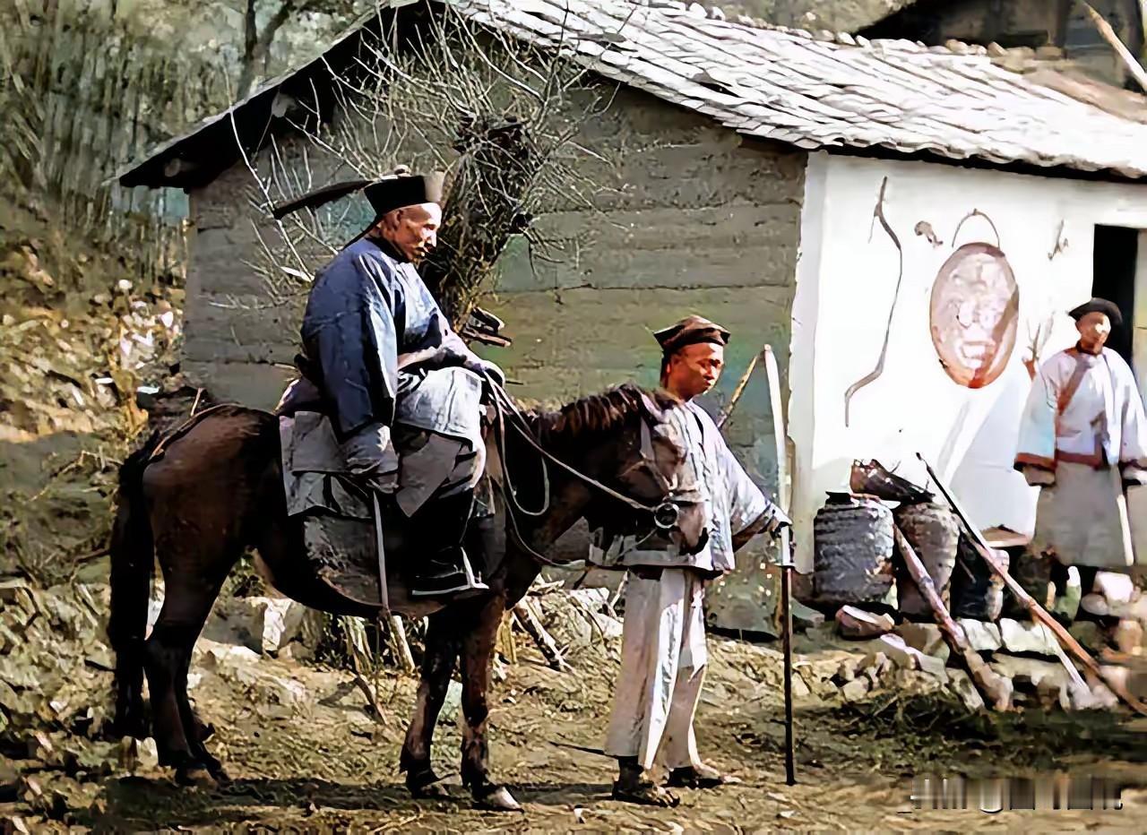 同是一样的大刀，那要看握在谁的手中。图一是清末士兵一手持大刀，一手给官员牵马，