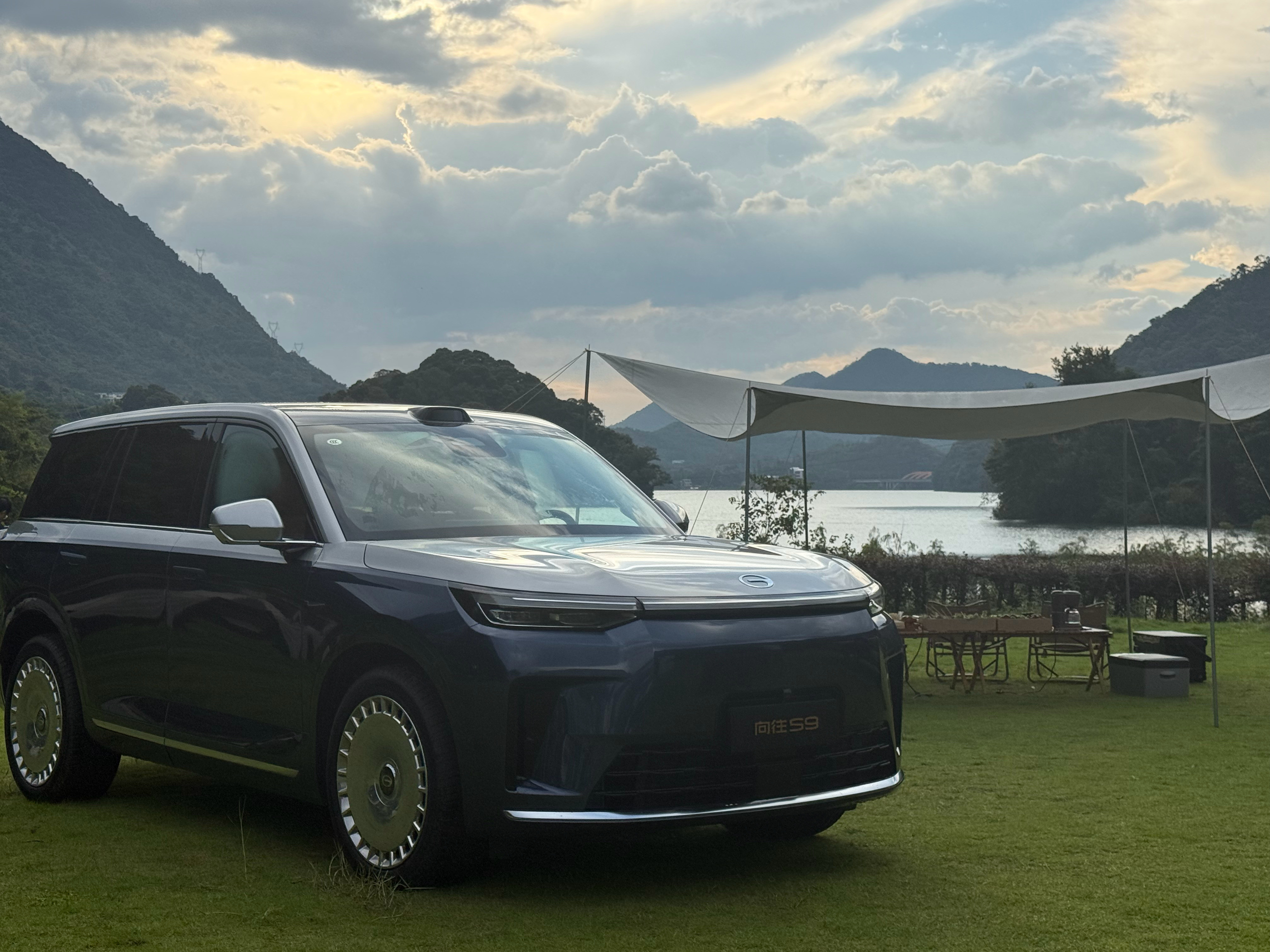 按理说，20万级别，该有的都配了，华为智驾也上了，大饼轮毂双色车身也配了……为什