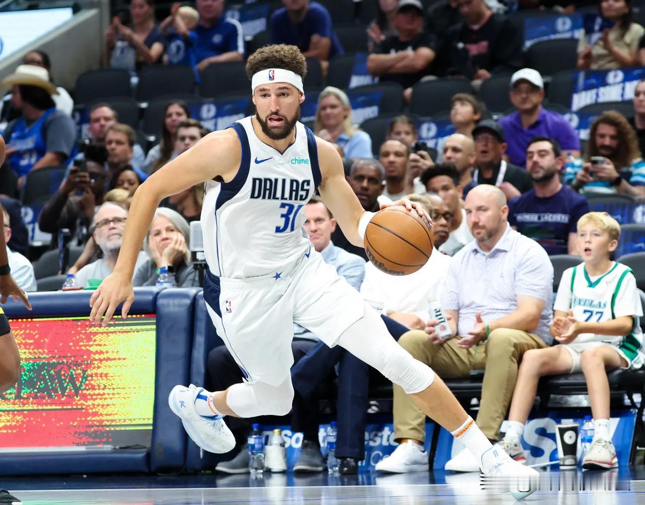 独行侠主帅基德真是太会夸人了！今天基德教练在接受媒体采访时，聊到了爱将克莱-汤普