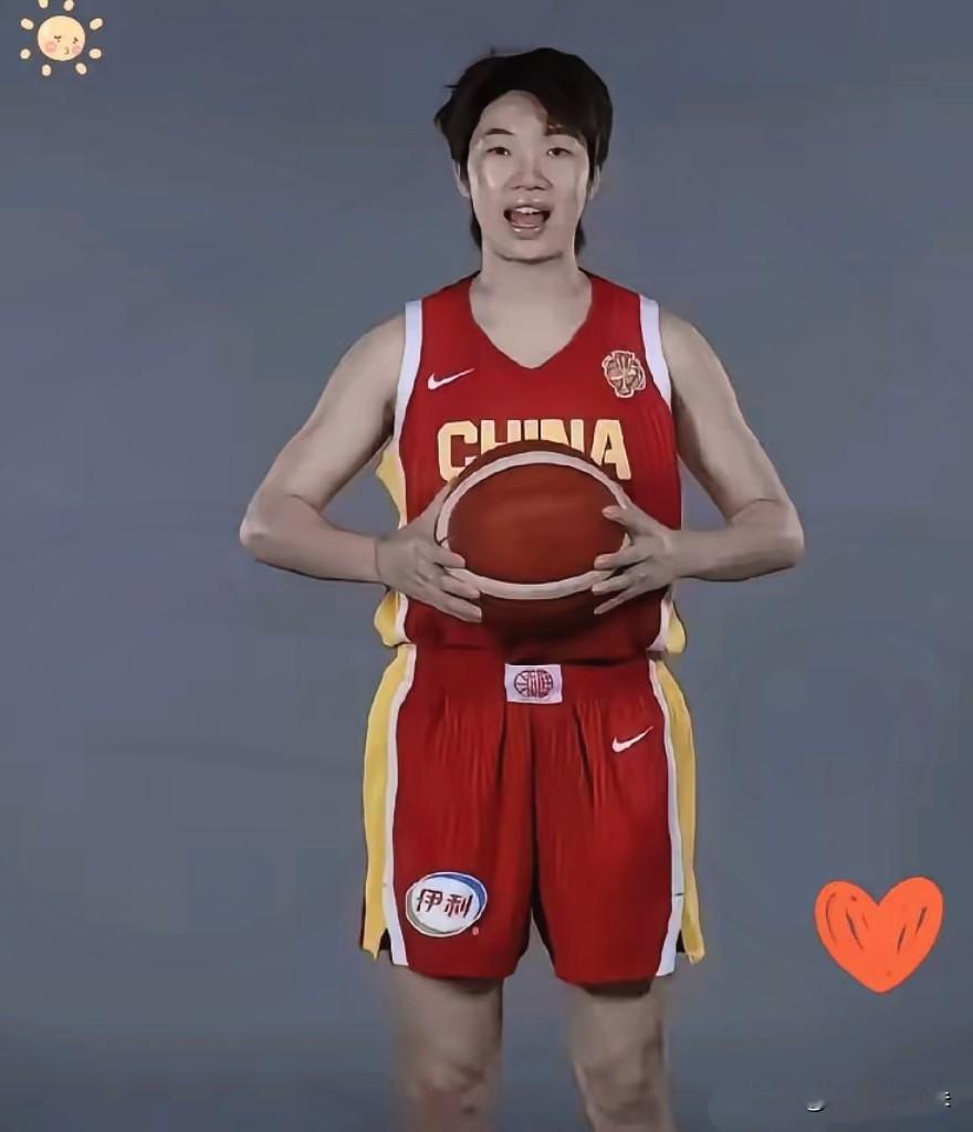 李月汝缺席世界杯的阴霾还没散，女篮那边又整出个大新闻，直接把陈玉婕推上了队长位置。这下球迷彻底坐不住